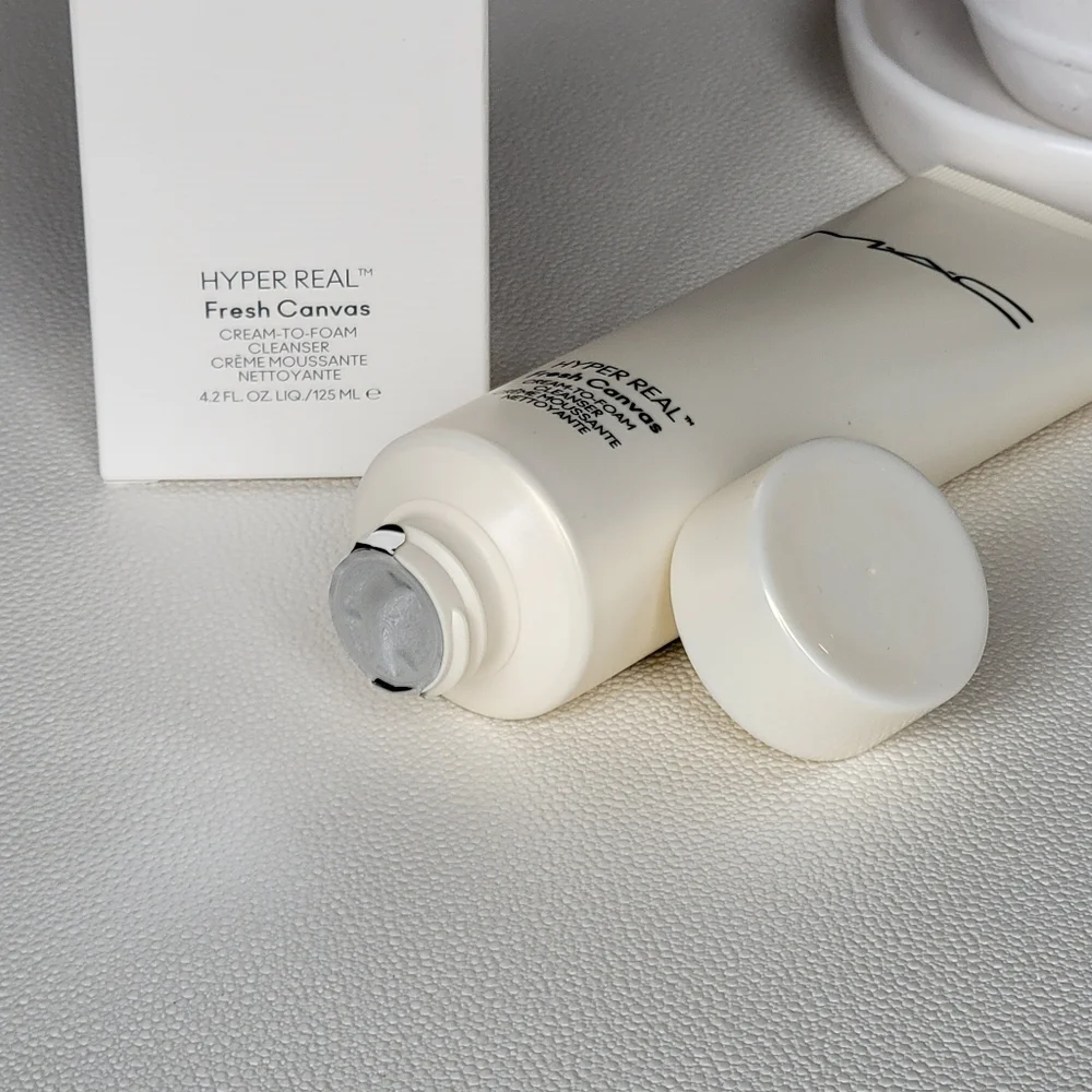 MAC HYPER REAL Fresh Canvas cream to foam cleanser